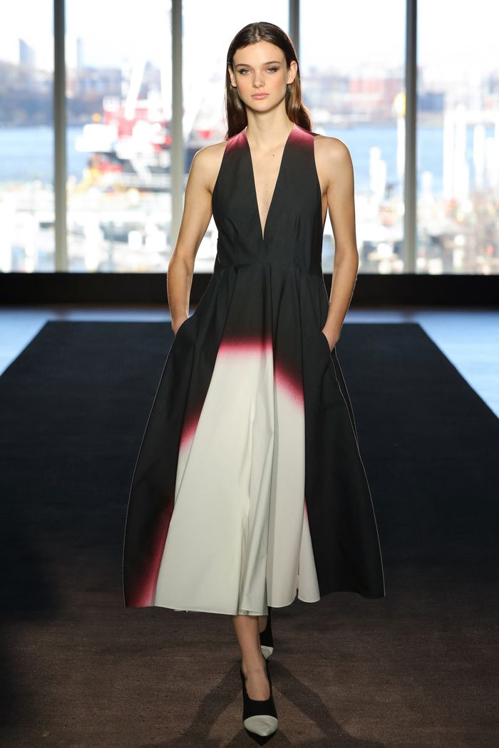 Модное черно-белое платье Narciso Rodriguez