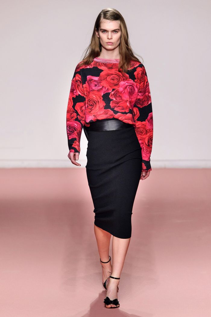 С чем носить черную юбку. Образ из коллекции Blumarine С чем носить черную юбку. Образ из коллекции Blumarine