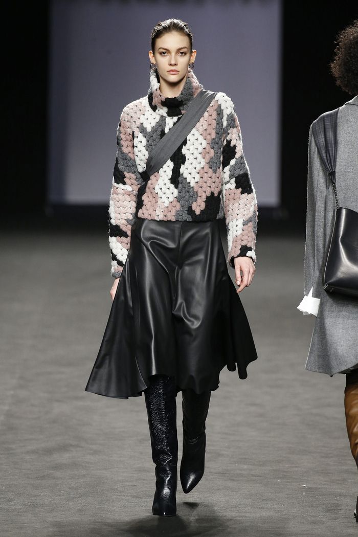 Модная кожаная юбка осень-зима 2019-2020 Roberto Torretta