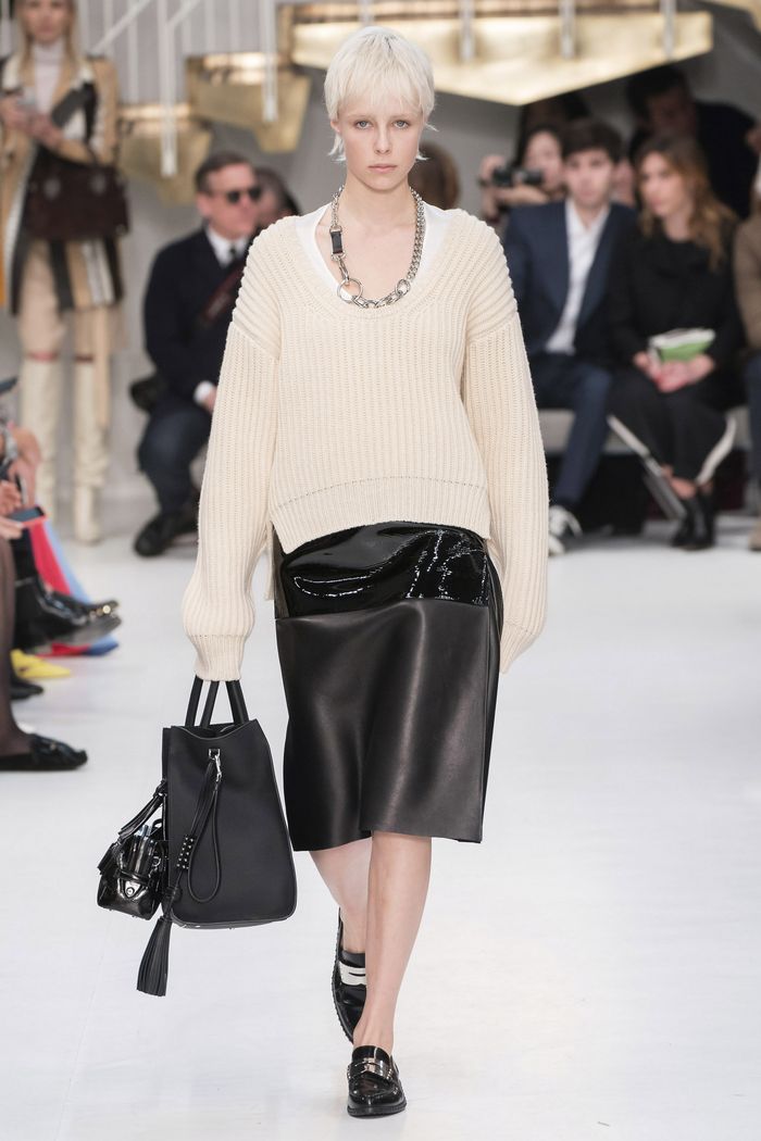 С чем носить черную юбку. Образ из новой коллекции Tod s С чем носить черную юбку. Образ из новой коллекции Tod s