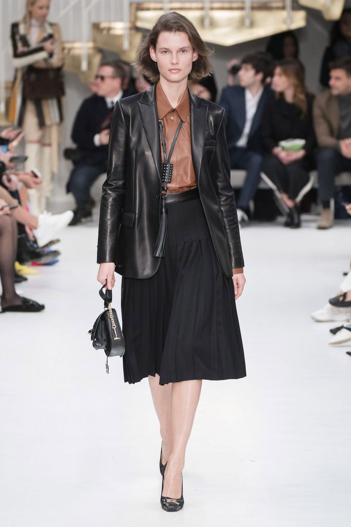 С чем носить плиссированную черную юбку. Образ из новой коллекции Tod s С чем носить плиссированную черную юбку. Образ из новой коллекции Tod s
