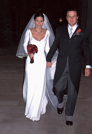 В 1999 году Кортни Кокс выбрала платье от Valentino для свадьбы с Дэвидом Аркеттом