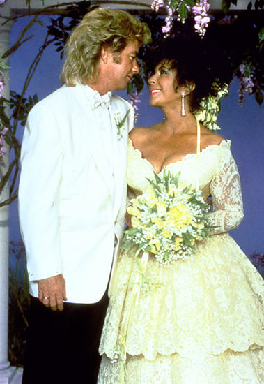 В 1991-м Элизабет Тейлор выбрала бледно-желтое платье Valentino на свадьбу с Ларри Фортенски
