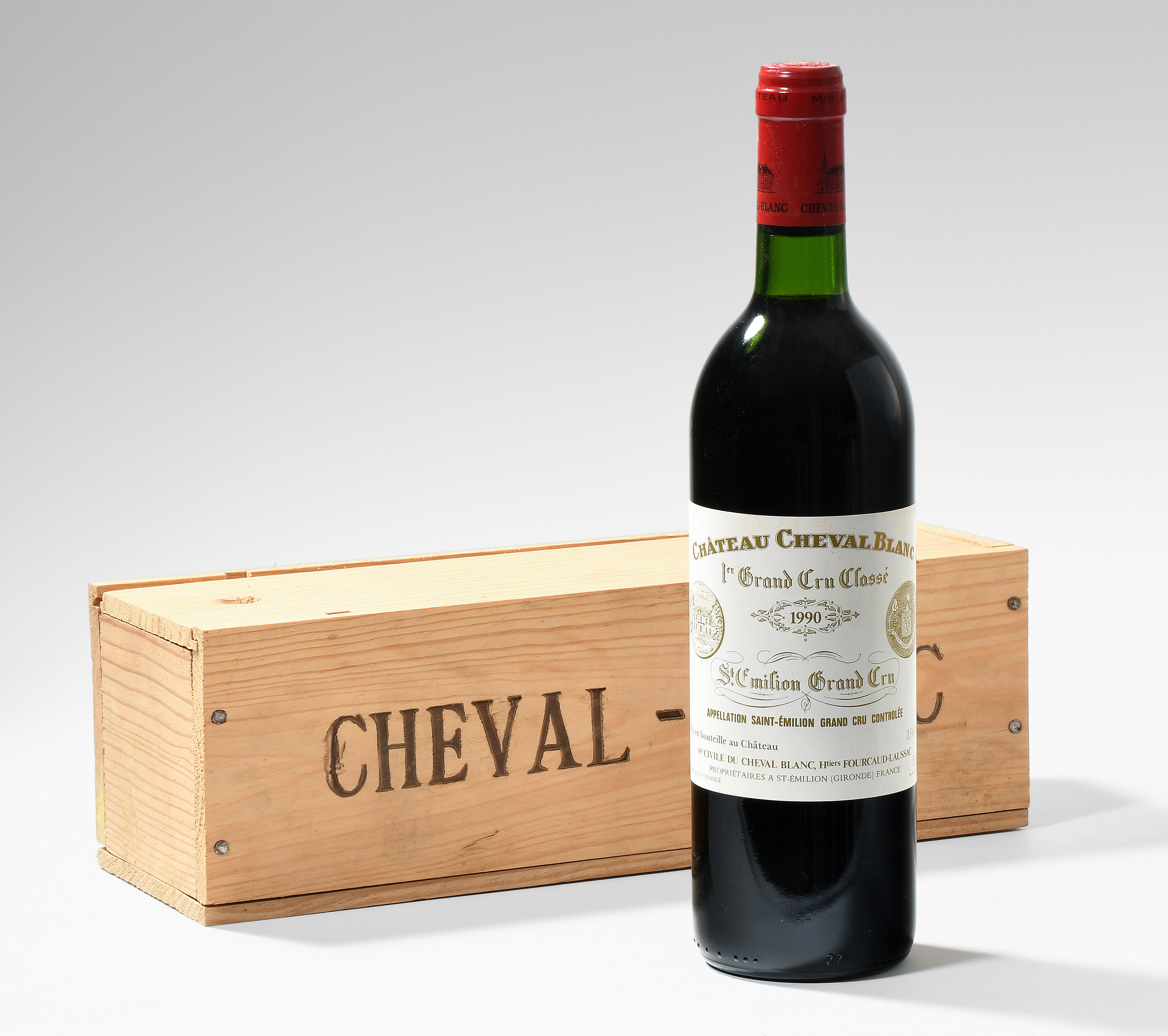 Цена самого дорогого вина. Chateau cheval Blanc. Cheval Blanc вино. Винодельня Шато Шеваль Блан. Le cheval Blanc вино.