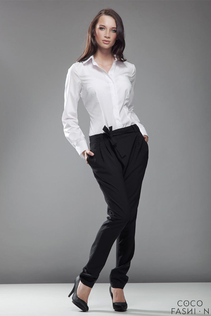 Черные брюки и блузка. Брюки с рубашкой женские. Белая блузка и черные брюки. Девушка в брюках и рубашке. Белая блузка с брюками.