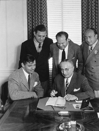 Кларк Гейбл и  Дэвид О. Селзник на подписании контракта 25.08.1938 года
