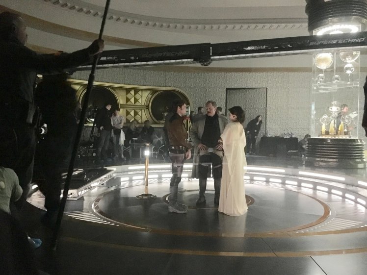 Олден Эренрайк, Харрельсон и Эмилия Кларк на съемках фильма "Хан Соло: Звёздные Войны. Истории"