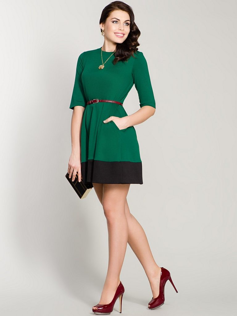 Красно-коричневая обувь идеально сочетается с зелеными платьями.