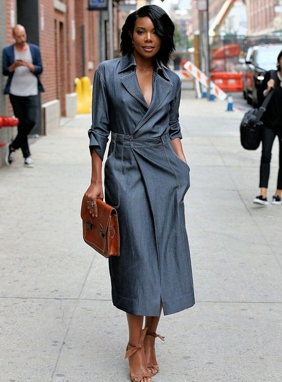 Платье из джинсовой ткани в сочетании с коричневыми замшевыми босоножками на каблуке. Образ дополняет такая же сумка.