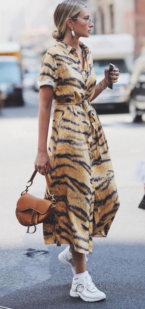 Леопардовое длинное платье-рубашка в сочетании с белыми кроссовками Chanel. 