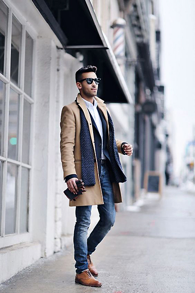 Темные прямые джинсы в сочетании с коричневыми туфлями и классическим пальто.