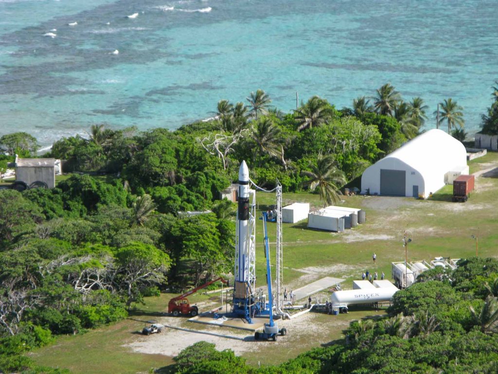 Первые запуски Falcon 1 осуществлялись со стартовой площадки на атолле Кваджалейн на Маршалловых островах. Инженеры SpaceX провели в тропиках несколько лет, устраняя все неполадки и недочёты