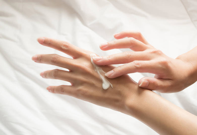 Как защитить кожу рук от старения?