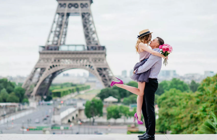 пара влюбленные франция эйфелева башня любовь романтика